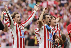 Los jugadores del Atlético de Madrid Antoine Griezmann, Koke y Giuliano saludan al público tras su victoria 5-2 en el partido de LaLiga entre el Real Madrid y el Atlético de Madrid que se disputa en el estadio Riyadh Air Metropolitano este sábado. EFE/Sergio Pérez