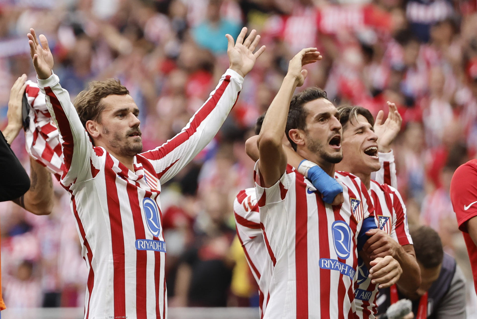 Los jugadores del Atlético de Madrid Antoine Griezmann, Koke y Giuliano saludan al público tras su victoria 5-2 en el partido de LaLiga entre el Real Madrid y el Atlético de Madrid que se disputa en el estadio Riyadh Air Metropolitano este sábado. EFE/Sergio Pérez