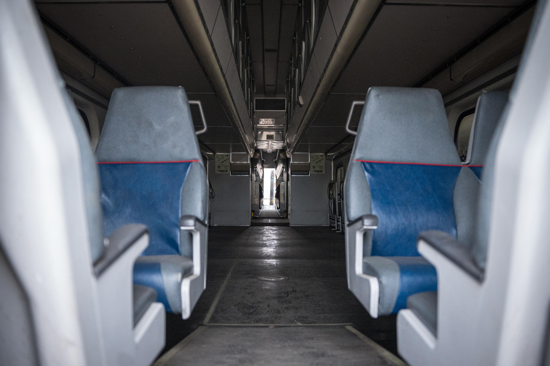 Fotografía del interior de un tren dejado por la empresa estadounidense Caltrain en el Parque de la Muralla este lunes, en Lima (Perú). EFE/ John Reyes Mejia