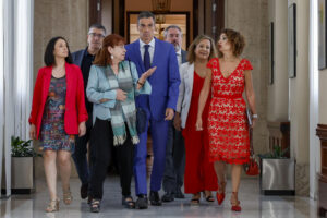 El presidente del Gobierno, Pedro Sánchez (C), acompañado por la presidenta del PSOE, Cristina Narbona (2i) y la vicesecretaria general, María Jesús Montero, entre otros, a su llegada a la reunión interparlamentaria del Grupo Parlamentario Socialista, este lunes en el Congreso. EFE/JJ GUILLEN