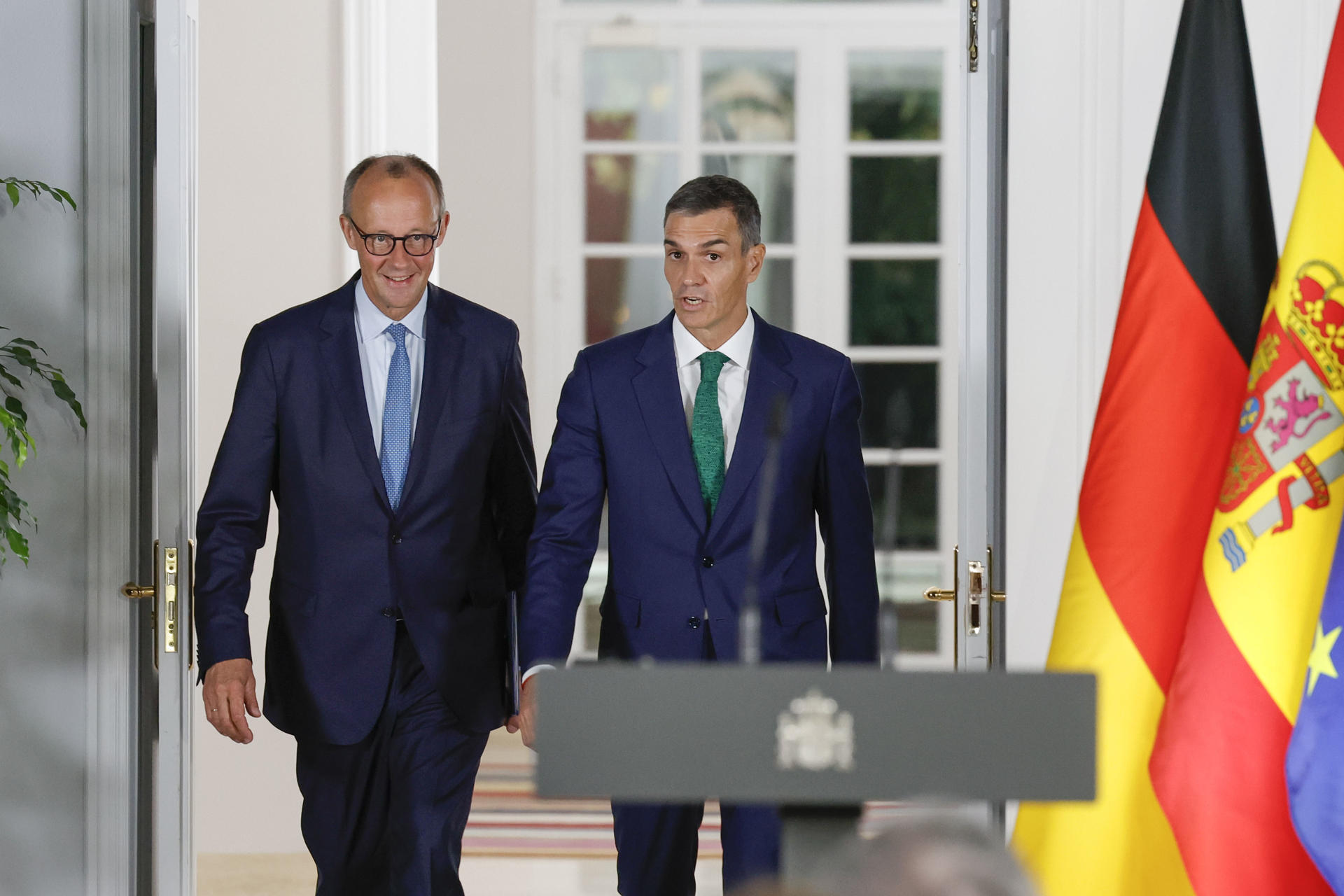 El presidente del Gobierno, Pedro Sánchez (d), ofrece una rueda de prensa junto al canciller de Alemania, Friedrich Merz, tras su encuentro este jueves en el Palacio de la Moncloa. EFE/ Zipi