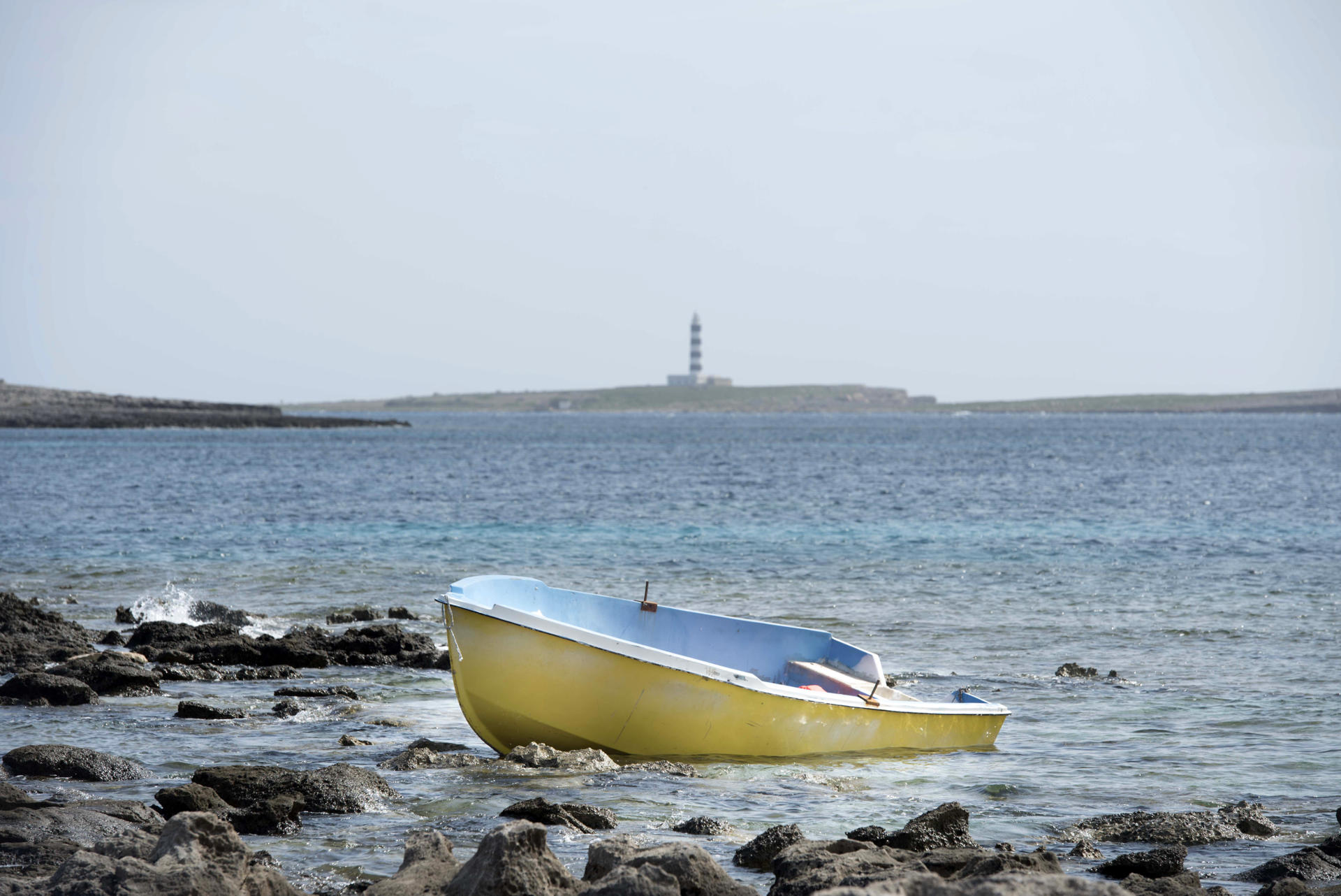 Imagen de una fotografía de archivo de una patera cuando que llegó a la costa Biniancolla, en Menorca. EFE/ David Arquimbau Sintres