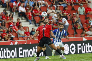 El delantero kosovar del Mallorca, Vedat Muriqi (i), intenta controlar el balón ante el defensa del Alavés, Jonny Otto, durante el encuentro correspondiente a la jornada 7 de Laliga EA Sports que disputaron Mallorca y Alavés en el estadio de Son Moix, en la capital balear. EFE/CATI CLADERA.