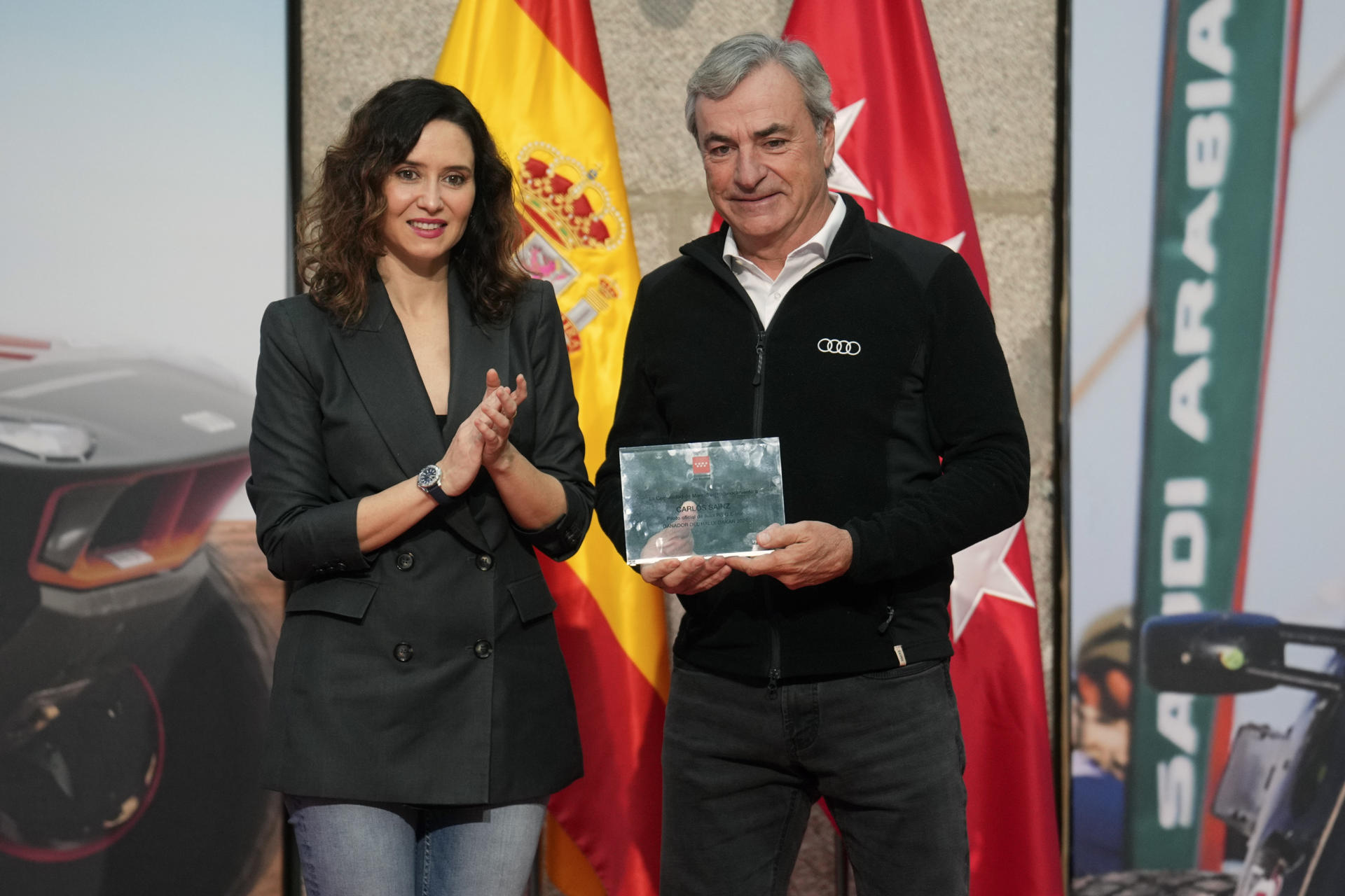 La presidenta de la Comunidad de Madrid, Isabel Día Ayuso, en la recepción a los ganadores del Rally Dakar 2024 con Carlos Sáinz (d). EFE/ Borja Sánchez Trillo