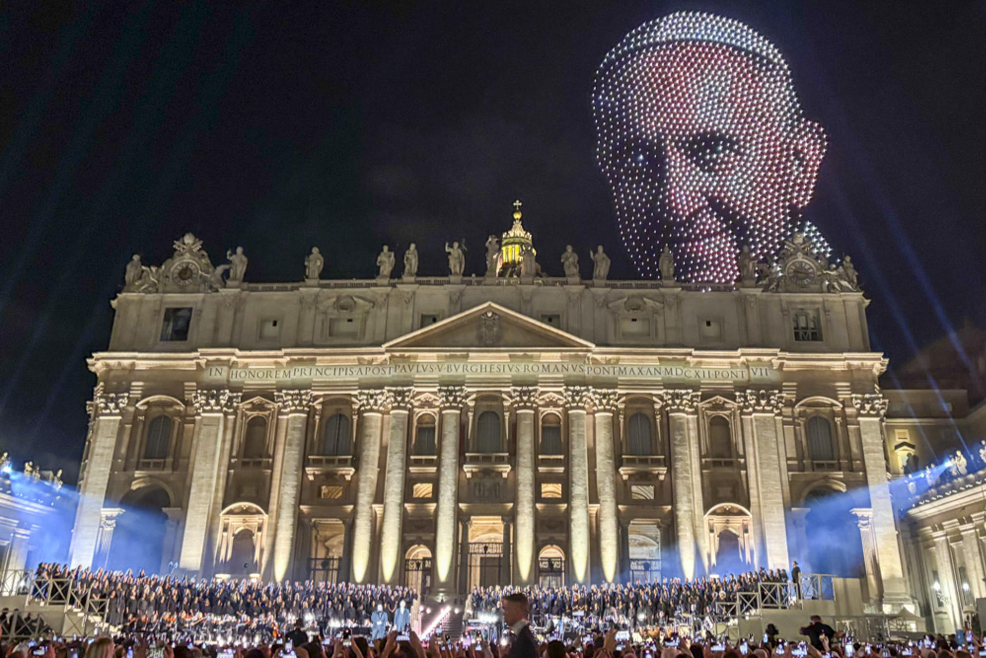 Karol G llevó este sábado su ritmo y su voz a la monumental Plaza de San Pedro del Vaticano, en un insólito concierto con otros artistas por la fraternidad humana que iluminó el cielo romano con drones que tomaron la forma de obras de arte de la cristiandad y hasta del difunto papa Francisco. EFE/Carlos Expósito