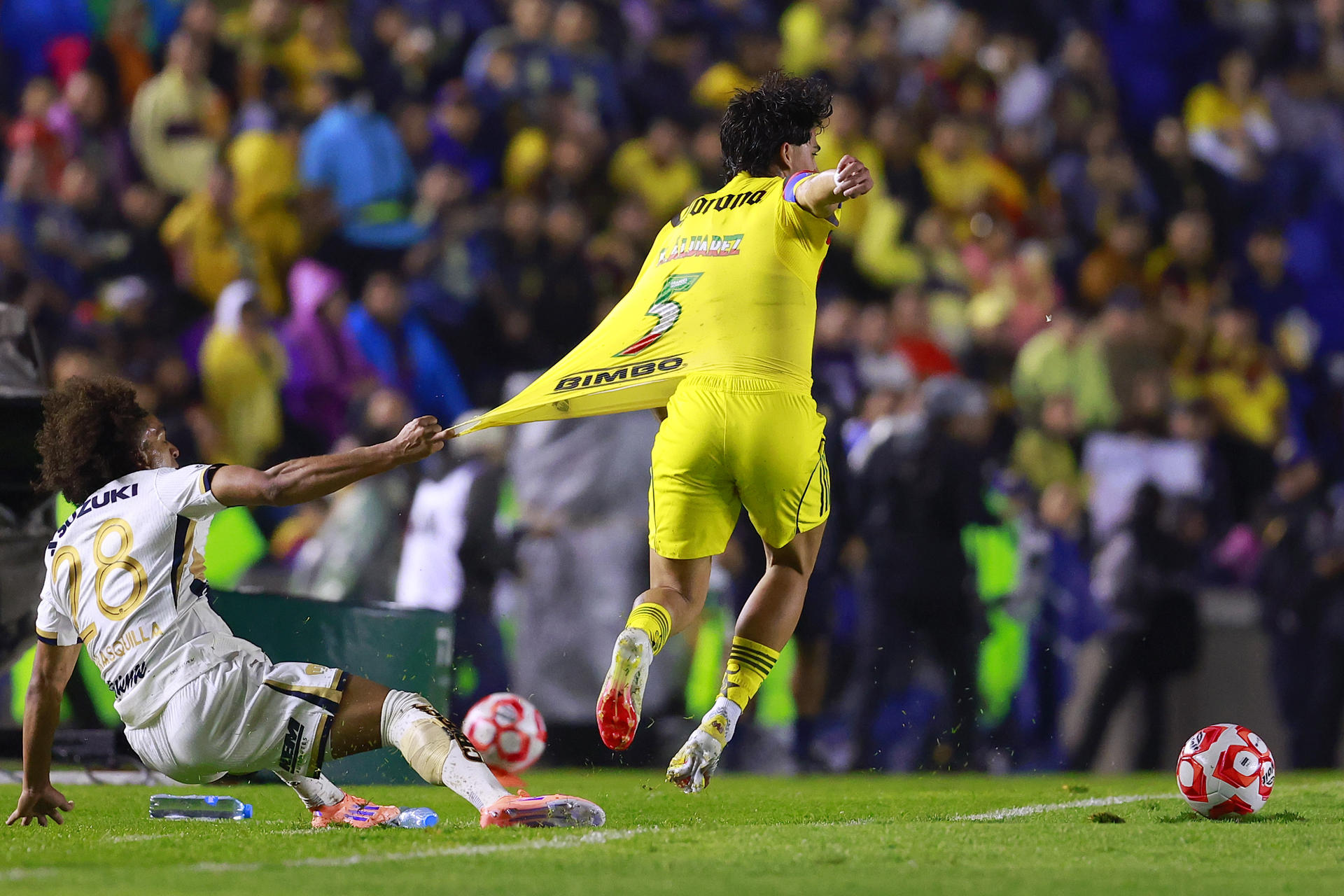 Alejandro Zendejas (i) de América disputa un balón con Adalberto Carrasquilla de Pumas este sábado, en un partido de la jornada 11 de la Liga MX entre América y Pumas en el estadio Ciudad de los Deportes, en Ciudad de México (México). EFE/ Sáshenka Gutiérrez
