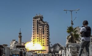 Un periodista filma un ataque aéreo israelí sobre la Torre Mushtaha en el oeste de la Ciudad de Gaza, el 5 de septiembre de 2025. EFE/EPA/MOHAMMED SABER