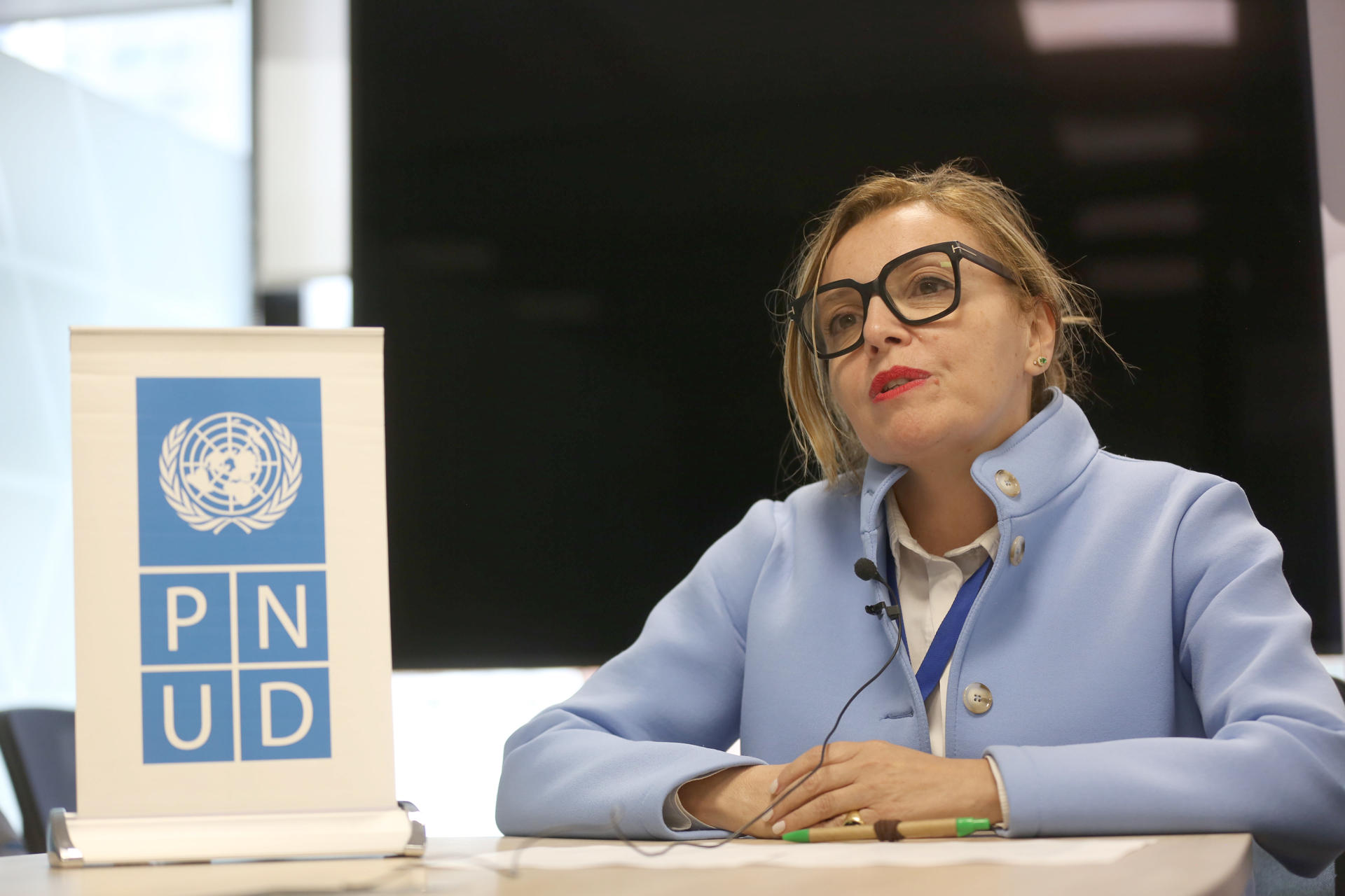 La asesora técnica principal del Proyecto de Asistencia Electoral del Programa de las Naciones Unidas para el Desarrollo (PNUD) en Bolivia, Alessandra Rossi, habla en una entrevista este 24 de septiembre de 2025 en La Paz (Bolivia). EFE/Luis Gandarillas
