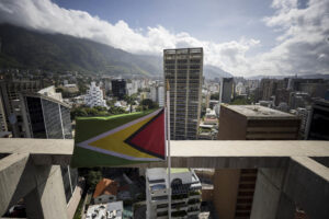 Fotografía del 2 de septiembre de 2025 donde se observa una bandera de Guyana en inmediaciones de su embajada en Caracas (Venezuela). EFE/ Miguel Gutiérrez