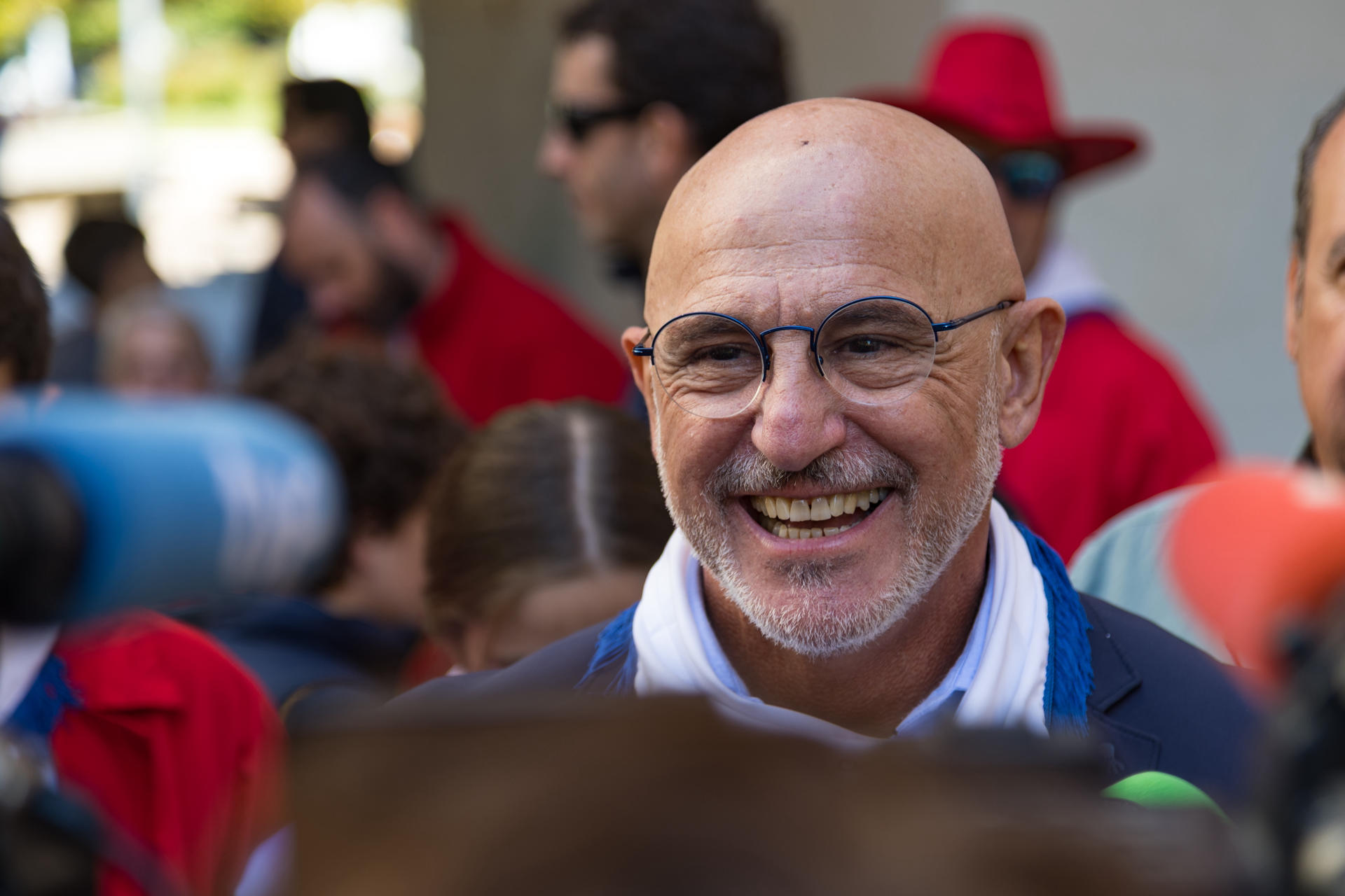 El seleccionador nacional de fútbol, Luis de la Fuente, atiende a la prensa tras ser reconocido con las llaves de oro del chamizo de la Peña Logroño, un reconocimiento que entrega esta entidad a personas o entidades que se hayan significado como logroñeses o riojanos.EFE/Fernando Díaz
