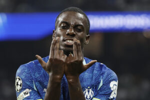 El delantero estadounidense del Olympique de Marsella, Tim Weah, celebra el primer gol del equipo francés durante el partido de la primera jornada de la Liga de Campeones que Real Madrid y Olympique de Marsella disputan en el estadio Santiago Bernabéu. EFE/Sergio Pérez.