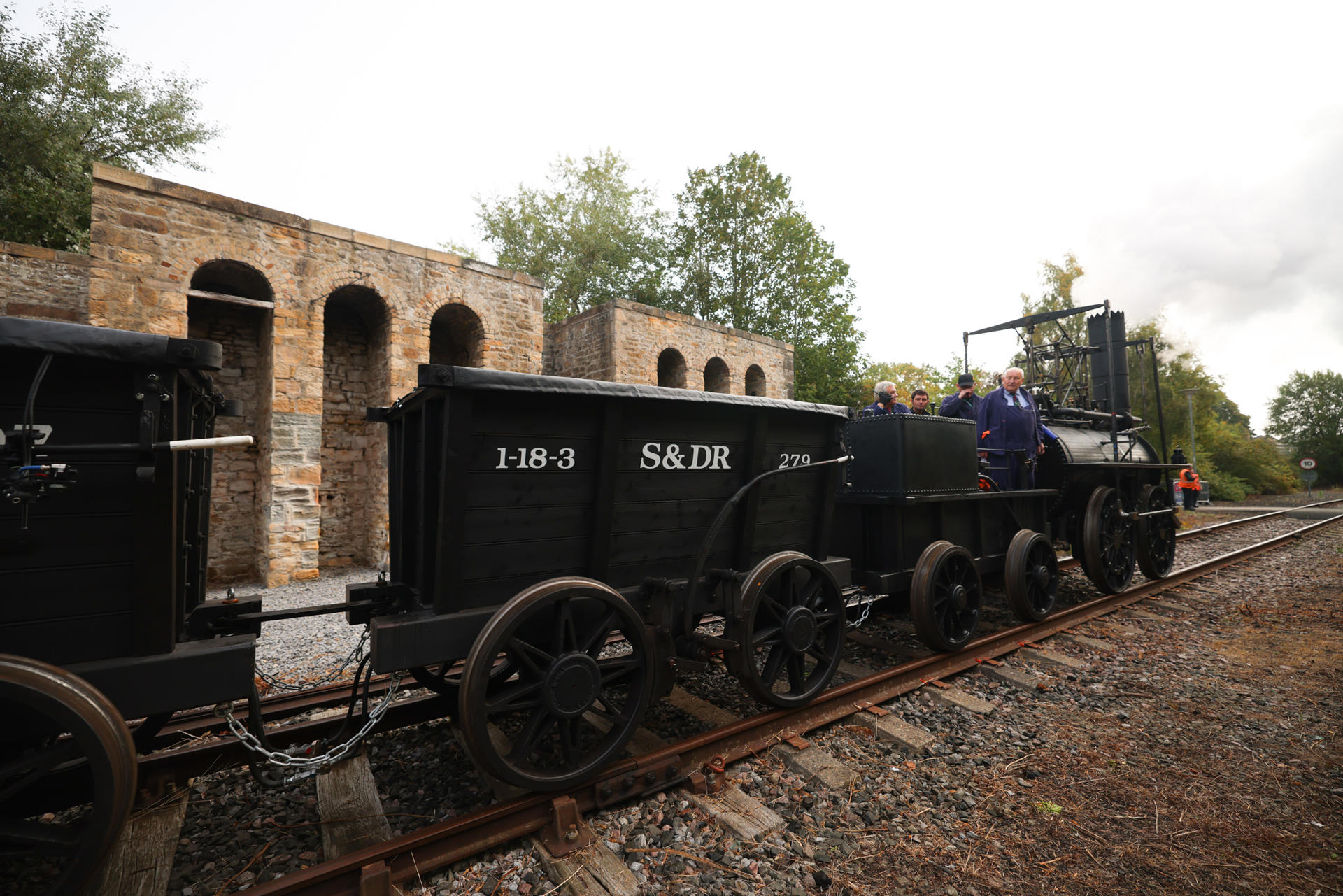 Vista de la primera parte del viaje de aniversario de la línea ferroviaria Stockton-Darlington. El 27 de septiembre de 1825 se inauguró en el noroeste de Inglaterra la línea ferroviaria Stockton-Darlington, dando lugar al nacimiento del ferrocarril moderno, en un hito que cambió la historia de la humanidad y cuyo legado sigue vigente 200 años más tarde. EFE/ Dave Charnley/British Rail SOLO USO EDITORIAL/SOLO DISPONIBLE PARA ILUSTRAR LA NOTICIA QUE ACOMPAÑA (CRÉDITO OBLIGATORIO)
