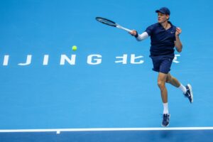 El tenista italiano Jannik Sinner en acción durante el partido de individuales masculinos contra el francés Terence Atmane en el Abierto de China. EFE/EPA/WU HAO