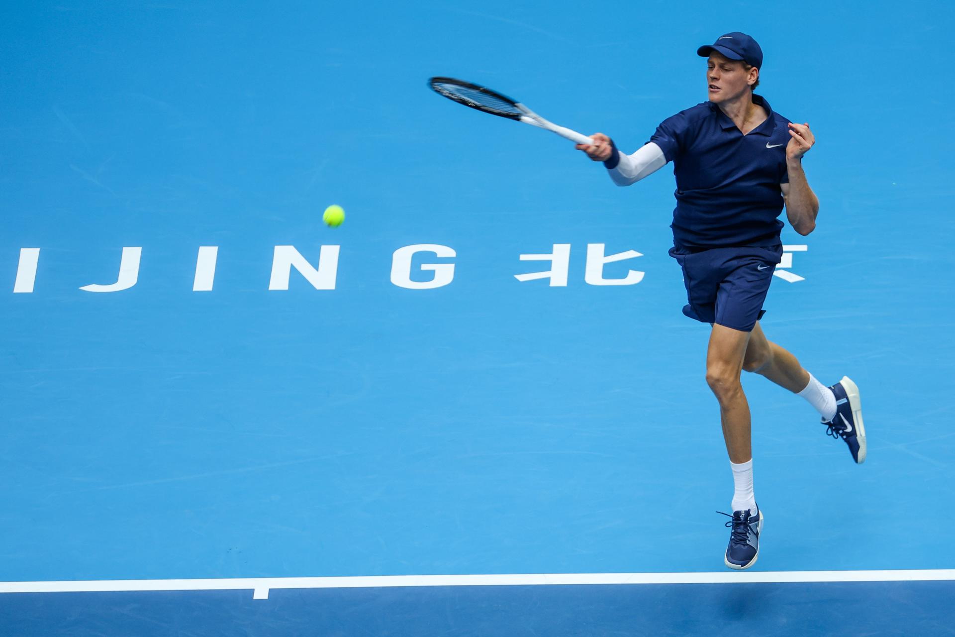 El tenista italiano Jannik Sinner en acción durante el partido de individuales masculinos contra el francés Terence Atmane en el Abierto de China. EFE/EPA/WU HAO