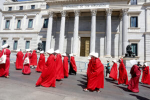 Cientos de mujeres han recorrido el centro de Madrid ataviadas con los trajes de 'El cuento de la criada' para exigir el fin de los vientres de alquiler y que el Estado acabe con esta práctica ilegal que entienden que no se puede normalizar porque es una forma de violencia sobre las mujeres. EFE/ J.P. Gandul