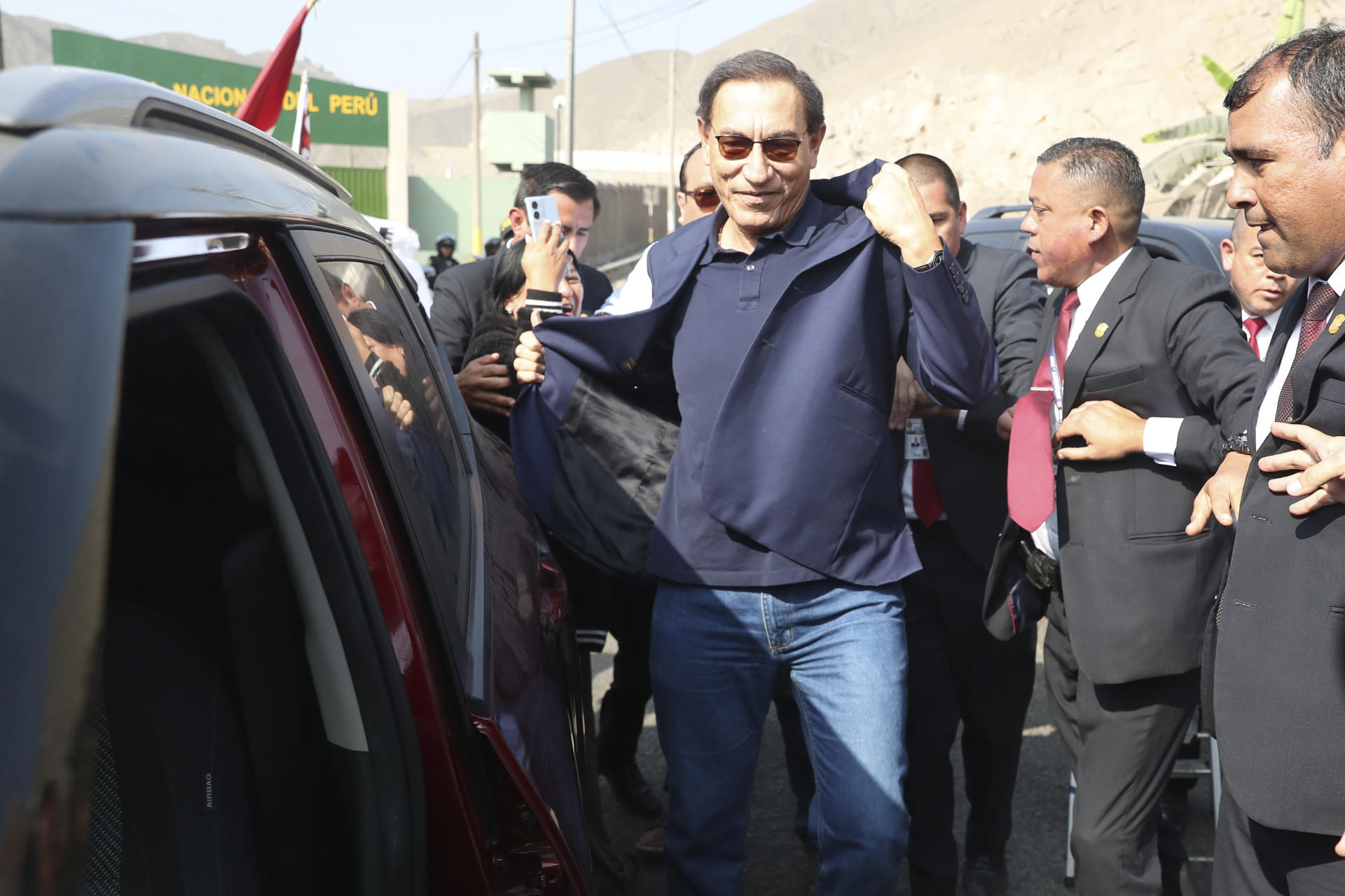 El expresidente de Perú Martín Vizcarra (c) saluda a su salida de Barbadillo, la cárcel de Perú reservada para expresidentes, este 4 de septiembre de 2025, en Lima (Perú). EFE/ Paolo Aguilar
