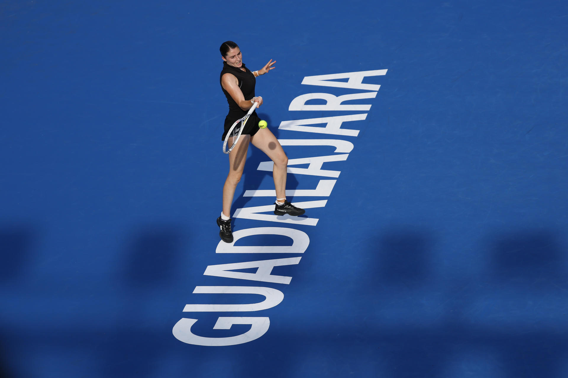 La francesa Elsa Jacquemot devuelve una bola ante la colombiana Emiliana Arango en el Guadalajara Open WTA 500 en México. EFE/Francisco Guasco