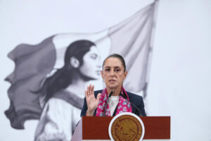 La presidenta de México, Claudia Sheinbaum, habla durante una rueda de prensa este martes en Palacio Nacional de la Ciudad de México (México). EFE/Mario Guzmán