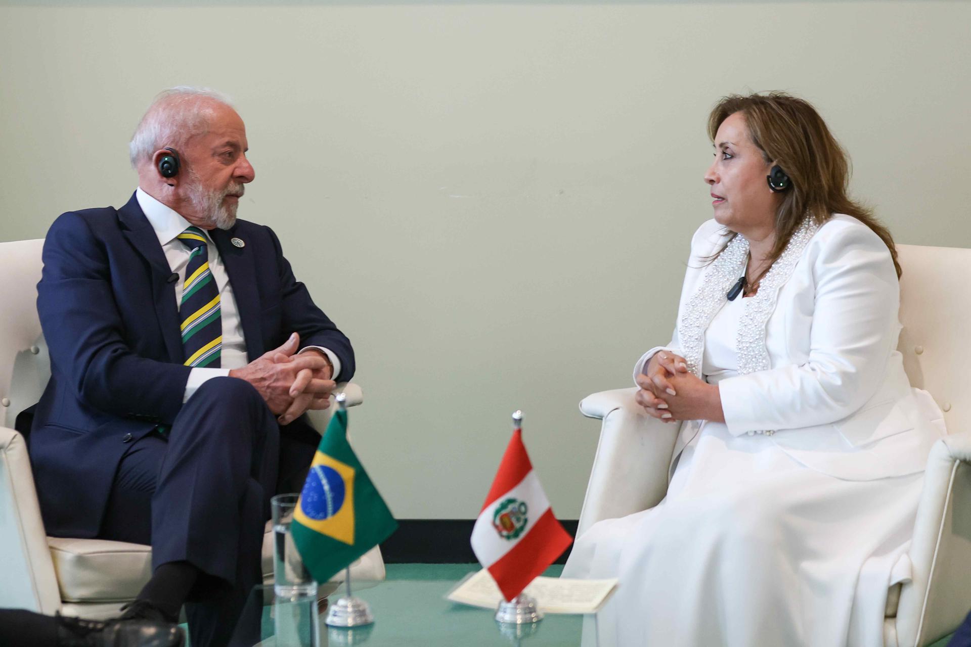 Fotografía de archivo cedida por la Presidencia de Perú que muestra a su mandataria, Dina Boluarte, y su homólogo de Brasil, Luiz Inácio Lula da Silva, hablando durante una reunión en Nueva York (Estados Unidos). EFE/ Presidencia de Perú