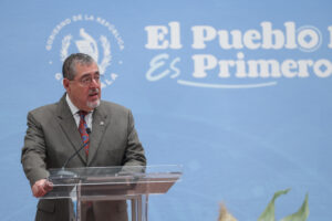 El presidente de Guatemala, Bernardo Arévalo de León, habla en una rueda de prensa este lunes, en el Palacio Nacional de la cultura en Ciudad de Guatemala (Guatemala). EFE/ Mariano Macz