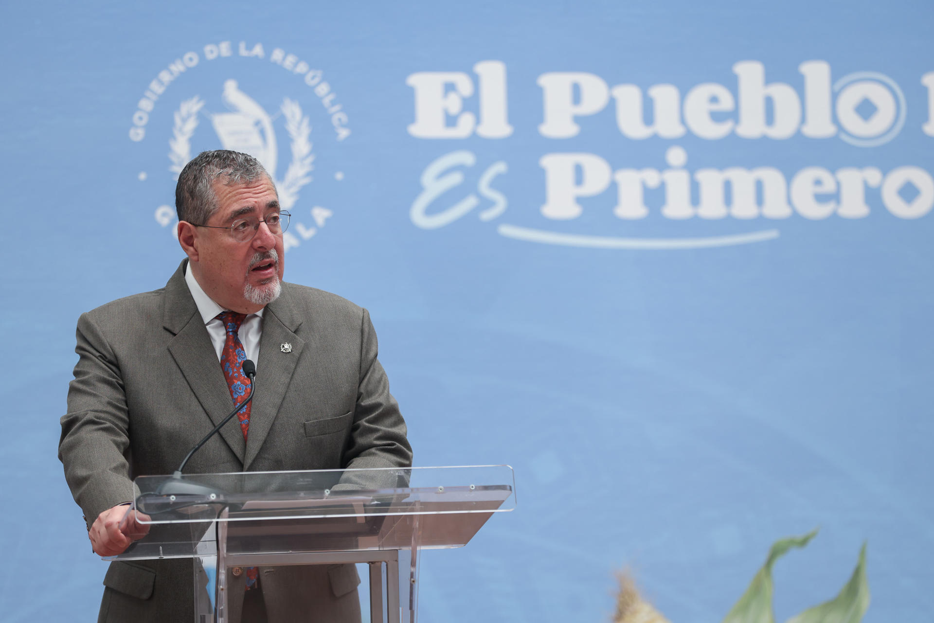 El presidente de Guatemala, Bernardo Arévalo de León, habla en una rueda de prensa este lunes, en el Palacio Nacional de la cultura en Ciudad de Guatemala (Guatemala). EFE/ Mariano Macz