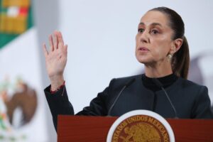 La presidenta de México, Claudia Sheinbaum, habla durante una rueda de prensa este viernes, en el Palacio Nacional de la Ciudad de México (México). EFE/ Mario Guzmán