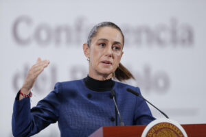 La presidenta de México, Claudia Sheinbaum, participa en una rueda de prensa este martes en Palacio Nacional de la Ciudad de México (México). EFE/ Isaac Esquivel