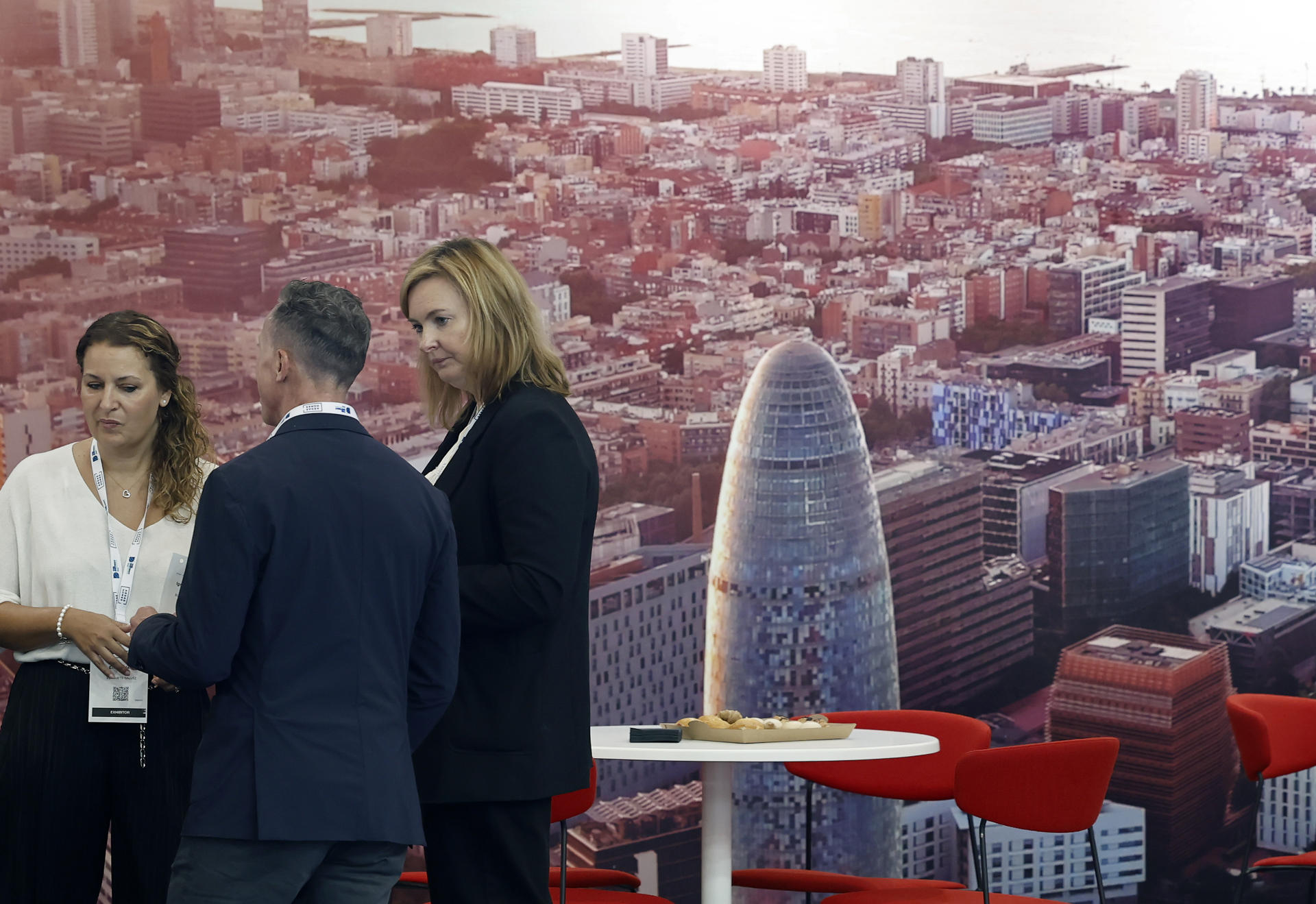 Aspecto del salón inmobiliario The District, uno de los eventos de referencia para el sector en Europa, que ha comenzado este martes en Barcelona donde atrae a más de 350 firmas y 2.500 inversores internacionales interesados en identificar nuevas oportunidades de negocio y conocer las tendencias de un mercado en expansión. EFE/Andreu Dalmau
