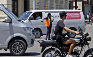 Una agente de la policía controla el tráfico en la calle este miércoles, en La Habana (Cuba). EFE/ Ernesto Mastrascusa