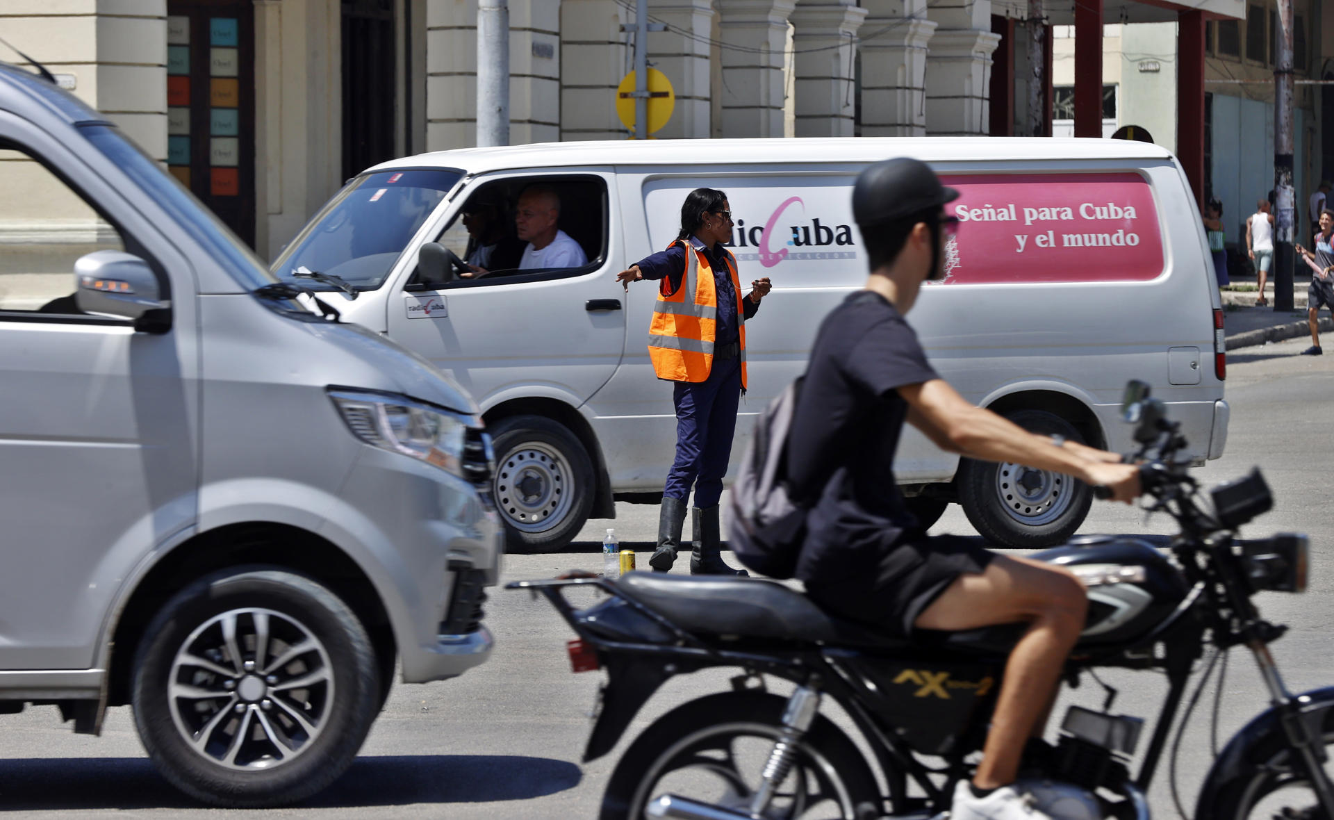Una agente de la policía controla el tráfico en la calle este miércoles, en La Habana (Cuba). EFE/ Ernesto Mastrascusa