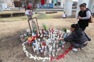 Personas encienden velas en un altar en la zona donde ocurrió la explosión de un camión de gas en Ciudad de México (México). EFE/ Mario Guzmán