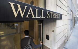 Fotografía de archivo de un hombre al ingresar a la sede de Wall Street, la Bolsa de Valores de Nueva York, en Manhattan (NY,EE.UU.). EFE/Justin Lane