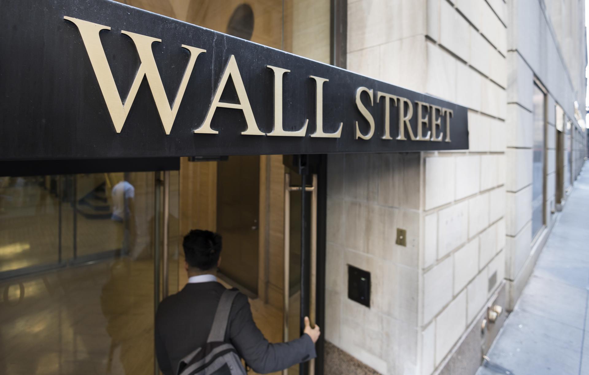 Fotografía de archivo de un hombre al ingresar a la sede de Wall Street, la Bolsa de Valores de Nueva York, en Manhattan (NY,EE.UU.). EFE/Justin Lane