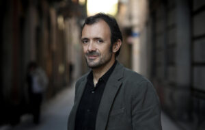 Parece una historia de amor, pero es otra cosa, dice Isaac Rosa sobre su nueva novela, 'Las buenas noches' (Seix Barral), la historia de dos desconocidos unidos por el insomnio, un problema que sufren de manera crónica 4 millones de españoles y que el autor invita a mirar como un problema colectivo. EFE/ Iván Giménez / Seix Barral / SOLO USO EDITORIAL/SOLO DISPONIBLE PARA ILUSTRAR LA NOTICIA QUE ACOMPAÑA (CRÉDITO OBLIGATORIO)