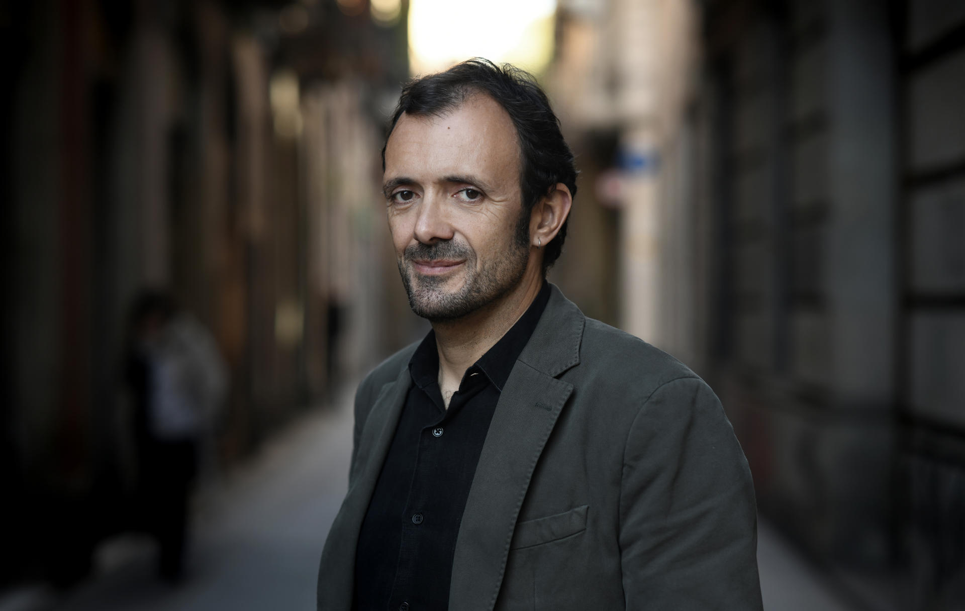 Parece una historia de amor, pero es otra cosa, dice Isaac Rosa sobre su nueva novela, 'Las buenas noches' (Seix Barral), la historia de dos desconocidos unidos por el insomnio, un problema que sufren de manera crónica 4 millones de españoles y que el autor invita a mirar como un problema colectivo. EFE/ Iván Giménez / Seix Barral / SOLO USO EDITORIAL/SOLO DISPONIBLE PARA ILUSTRAR LA NOTICIA QUE ACOMPAÑA (CRÉDITO OBLIGATORIO)