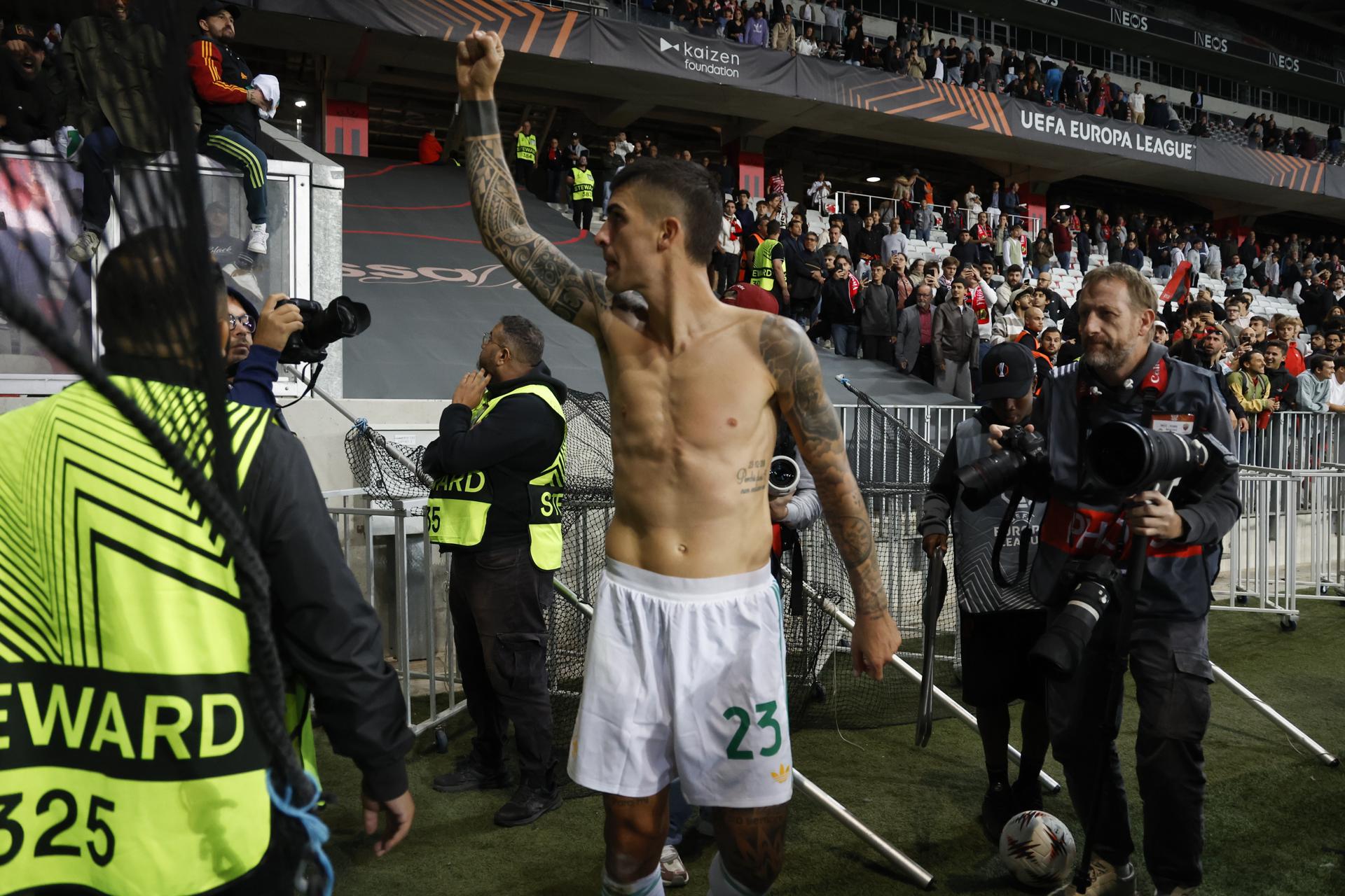 El futbolista del Roma Gianluca Mancini (C) celebra junto a los aficionados de su equipo el triunfo en el partido de la Liga Europa contra el Niza, disputado este miércoles. EFE/SEBASTIEN NOGIER