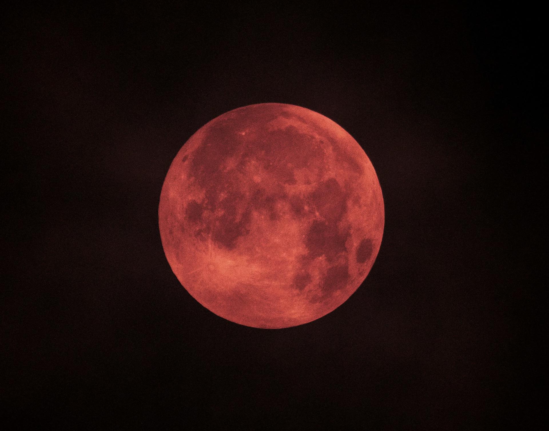 Imagen de archivo de un eclipse total de luna . EFE/ Cati Cladera