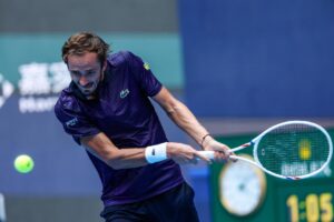 El ruso Daniil Medvedev (n.18 ATP y octavo cabeza de serie) se clasificó este viernes a los octavos de final del Abierto de China tras vencer al británico Cameron Norrie (n.34) por 6-3 y 6-4. EFE/EPA/WU HAO
