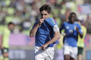Mattia Mannini celebra su gol de penalti que le dio el triunfo a Italia este domingo ante Australia en el Mundial Sub-20 en el Estadio Elías Figueroa en Valparaíso (Chile). EFE/Adriana Thomasa