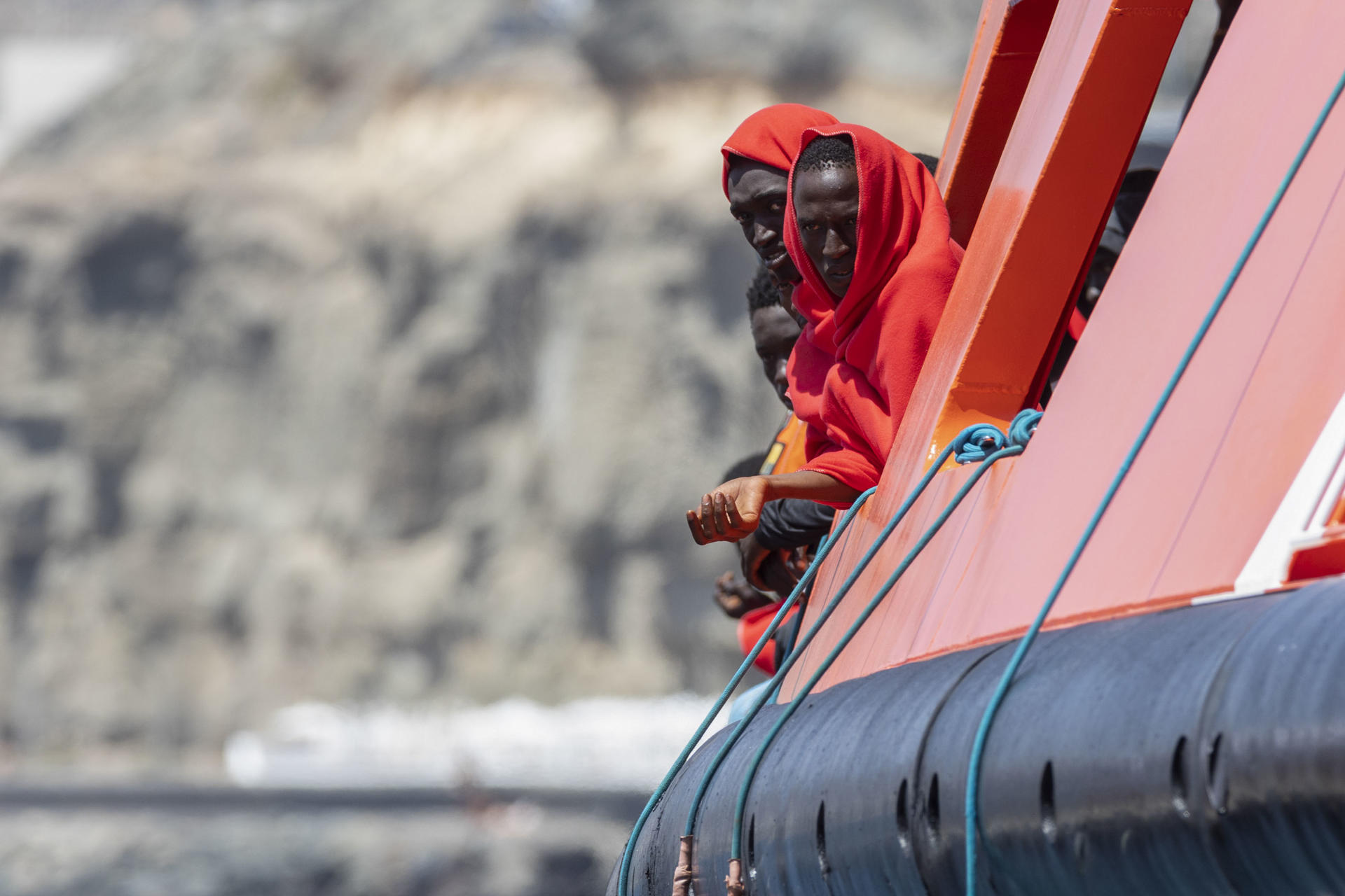 Rescate de un cayuco de Salvamento Marítimo el pasado agosto. EFE/Quique Curbelo