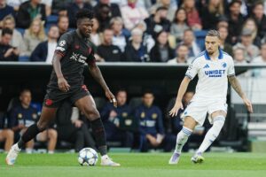 El jugador del Copenhague Jordan Larsson en acción ante Edmond Tapsoba, del Bayer Leverkusen duante el partido de la fase de liga de la UEFA Champions League que han jugado FC Copenhagen y Bayer 04 Leverkusen, en Copenhague, Dinamarca. EFE/EPA/Liselotte Sabroe