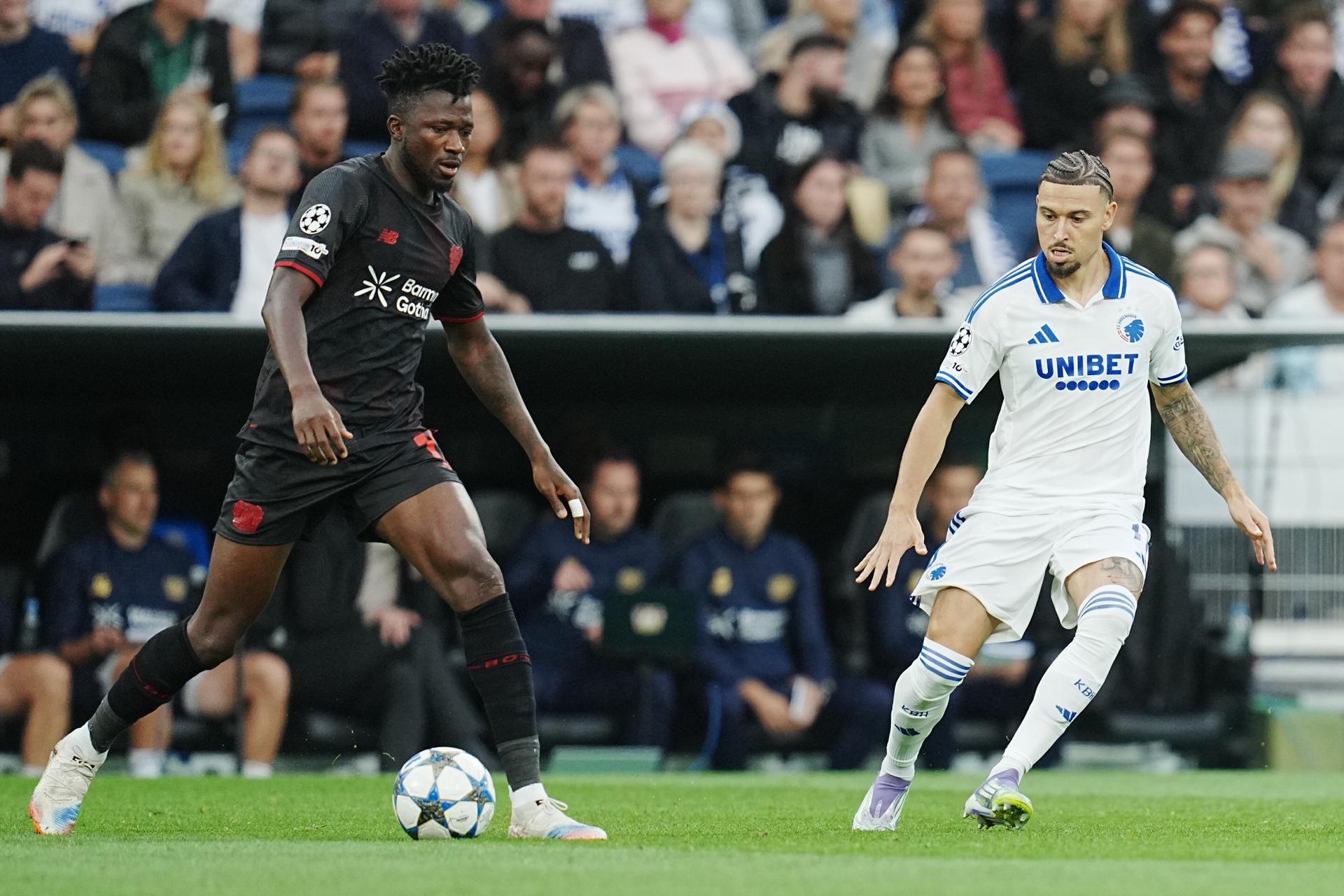 El jugador del Copenhague Jordan Larsson en acción ante Edmond Tapsoba, del Bayer Leverkusen duante el partido de la fase de liga de la UEFA Champions League que han jugado FC Copenhagen y Bayer 04 Leverkusen, en Copenhague, Dinamarca. EFE/EPA/Liselotte Sabroe