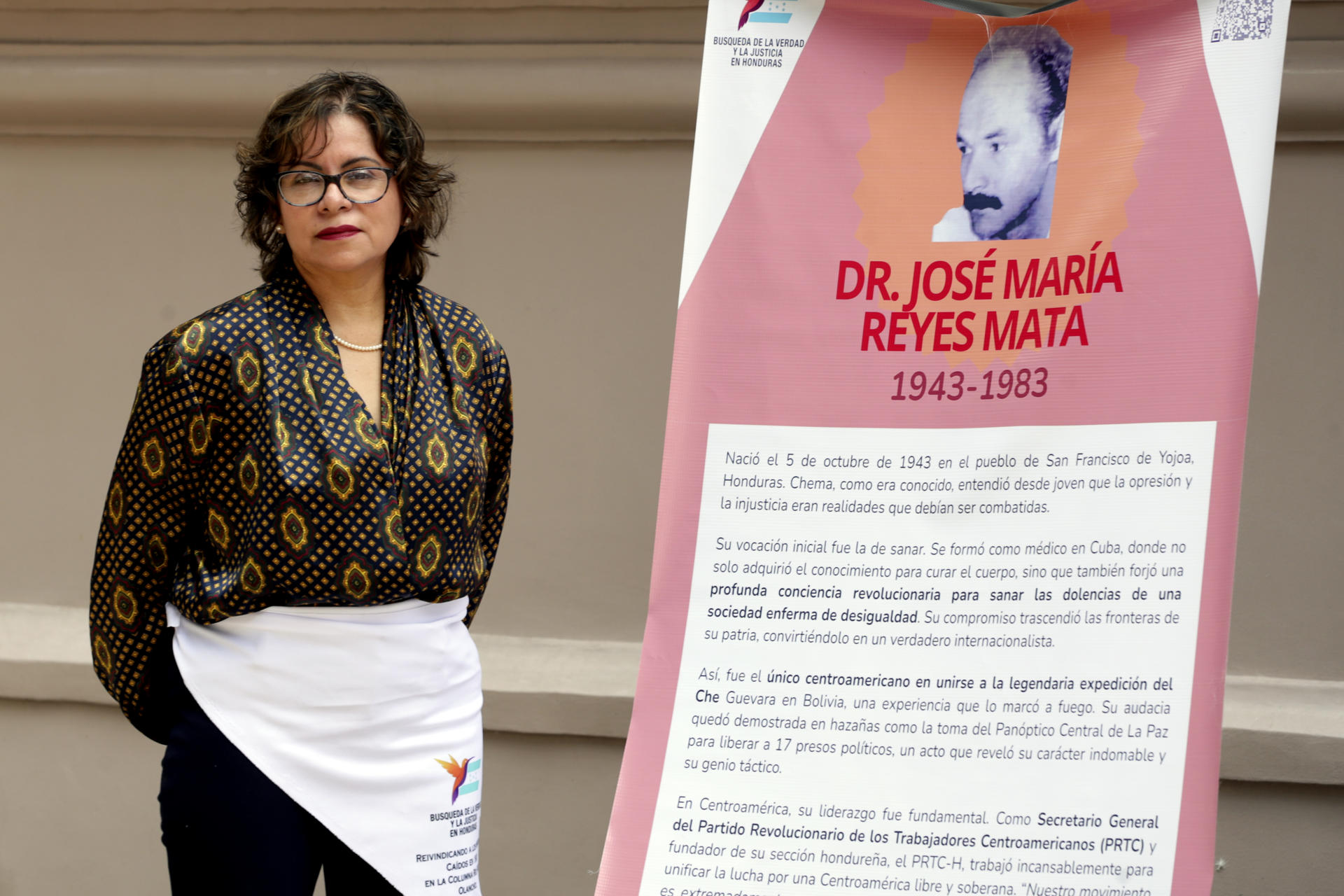 Patricia Pineda posa al lado de una pancarta con la imagen del guerrillero hondureño José María Reyes Mata este lunes, en Tegucigalpa (Honduras). EFE/STR

