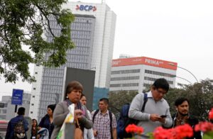 Fotografía de archivo de un grupo de transeúntes al pasar frente a una sede de una Administradora de Fondos de Pensiones, en el distrito de San Isidro, en Lima (Perú). EFE/Stringer