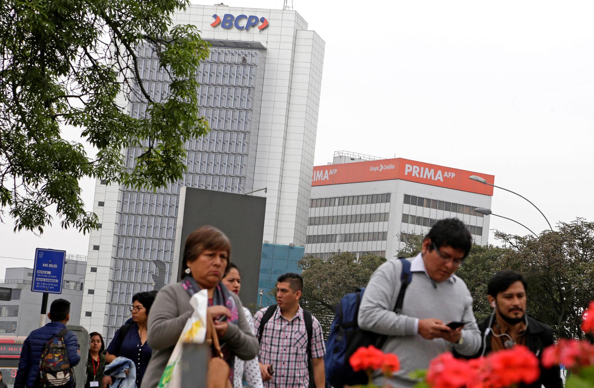 Fotografía de archivo de un grupo de transeúntes al pasar frente a una sede de una Administradora de Fondos de Pensiones, en el distrito de San Isidro, en Lima (Perú). EFE/Stringer