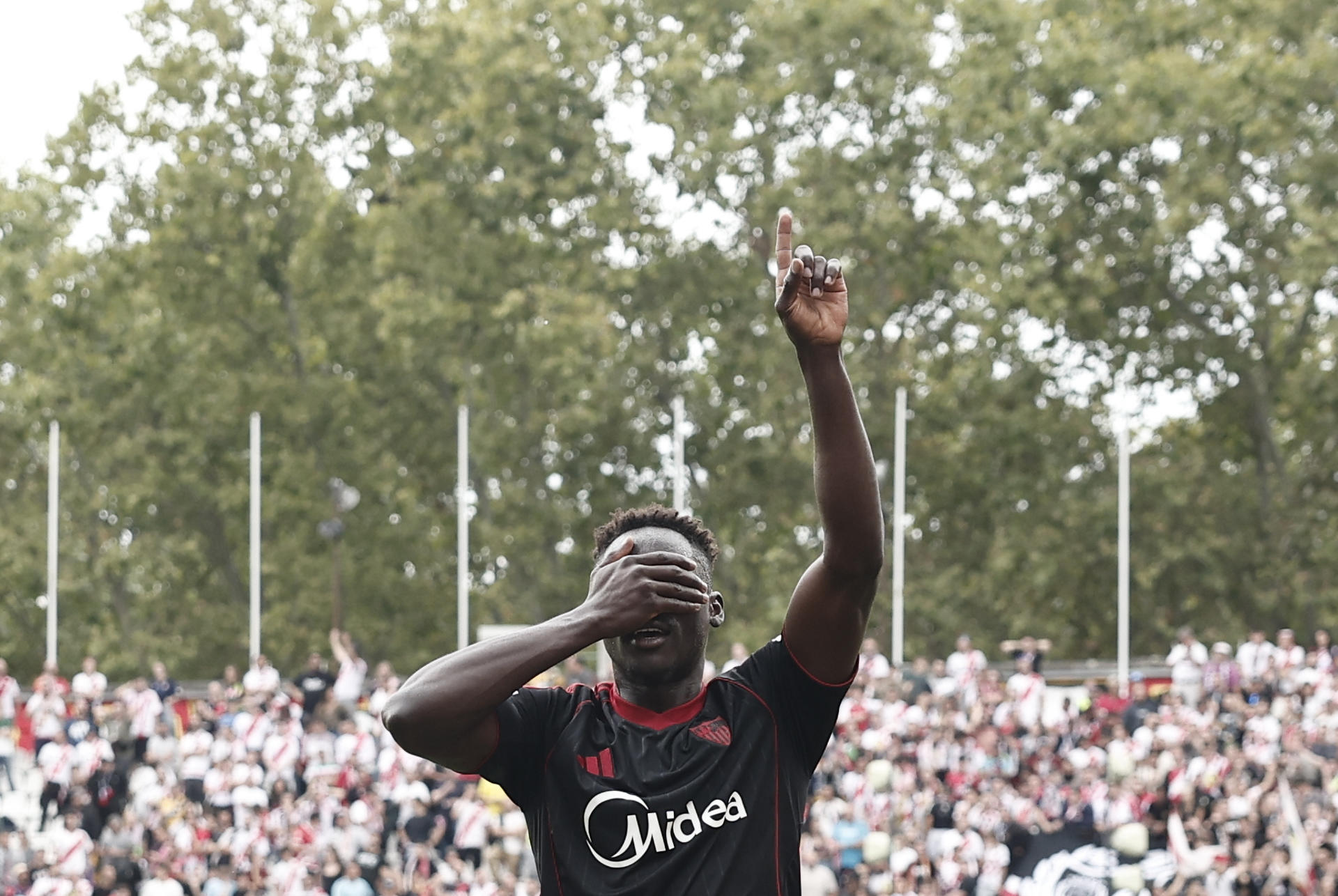 El delantero Akor Adams, del Sevilla, celebra el primer gol del equipo ante el Rayo Vallecano, durante el partido correspondiente a la jornada 7 de LaLiga disputado este domingo en el Estadio de Vallecas. EFE/ Sergio Pérez