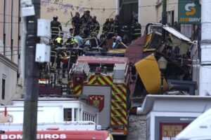 Los rescatistas y bomberos operan en el lugar después de que el teleférico Gloria se descarriló en Lisboa, Portugal. EFE/MIGUEL A. LOPES
//////////
Lisbon (Portugal), 03/09/2025.- Rescuers and firefighters operate at the scene after the Gloria funicular cable railway derailed in Lisbon, Portugal, 03 September 2025. At least three people died in the derailment, with emergency services reporting that several were injured and others are still trapped at the scene. (Lisboa) EFE/EPA/MIGUEL A. LOPES