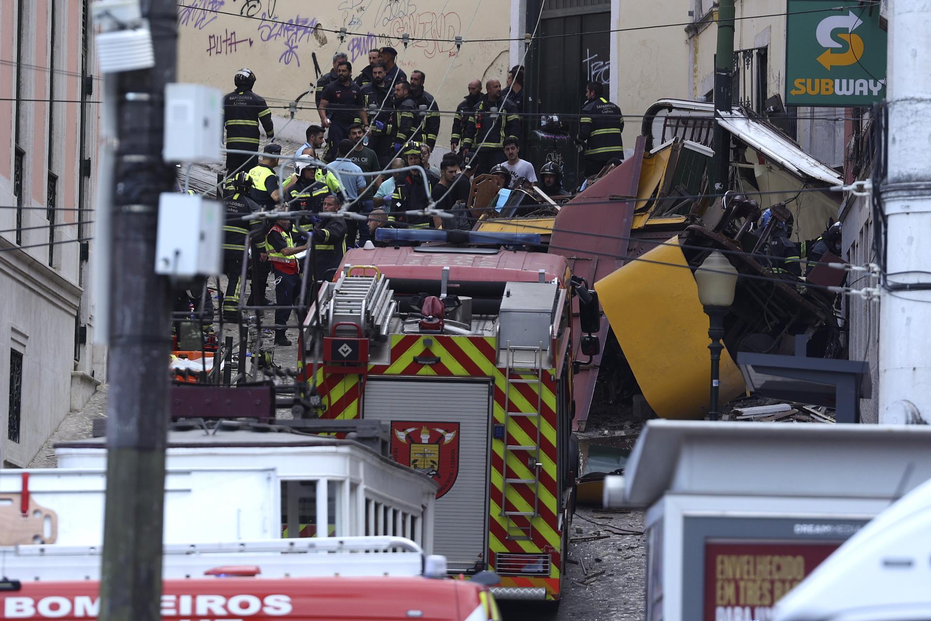 Los rescatistas y bomberos operan en el lugar después de que el teleférico Gloria se descarriló en Lisboa, Portugal. EFE/MIGUEL A. LOPES
//////////
Lisbon (Portugal), 03/09/2025.- Rescuers and firefighters operate at the scene after the Gloria funicular cable railway derailed in Lisbon, Portugal, 03 September 2025. At least three people died in the derailment, with emergency services reporting that several were injured and others are still trapped at the scene. (Lisboa) EFE/EPA/MIGUEL A. LOPES