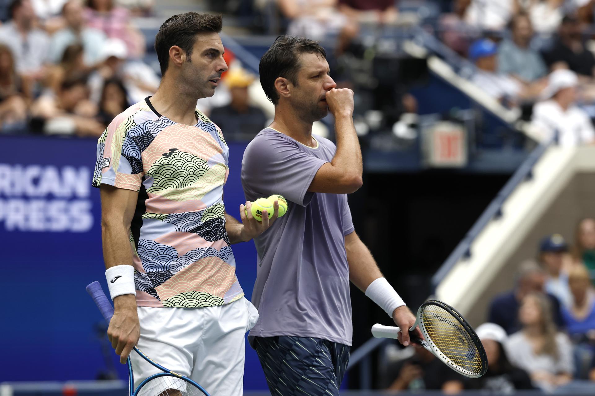 El español Marcel Granollers (i) y el argentino Horacio Zeballos de Argentina (d) hablan de estrategia contra los británicos Joe Salisbury y Neal Skupski durante las finales de dobles masculinos del Campeonato de Tenis de EE.UU. en el Centro Nacional de Tenis Billie Jean King de la USTA en Flushing Meadows, Nueva York (EE.UU.). EFE/JOHN G. MABANGLO
