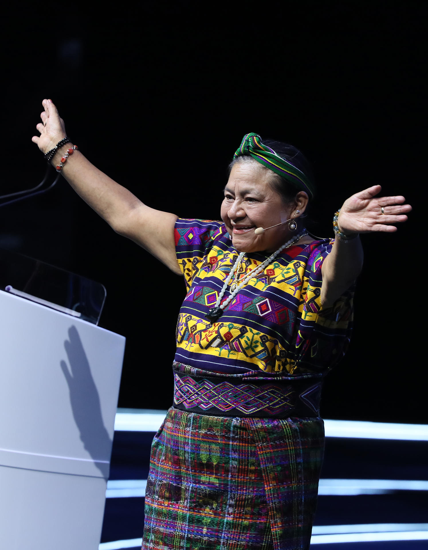La líder indígena y Nobel de la Paz (1992), Rigoberta Menchú, habla durante el evento México Siglo XXI de la fundación Telmex este viernes, en el Auditorio Nacional de la Ciudad de México (México). EFE/ Mario Guzmán